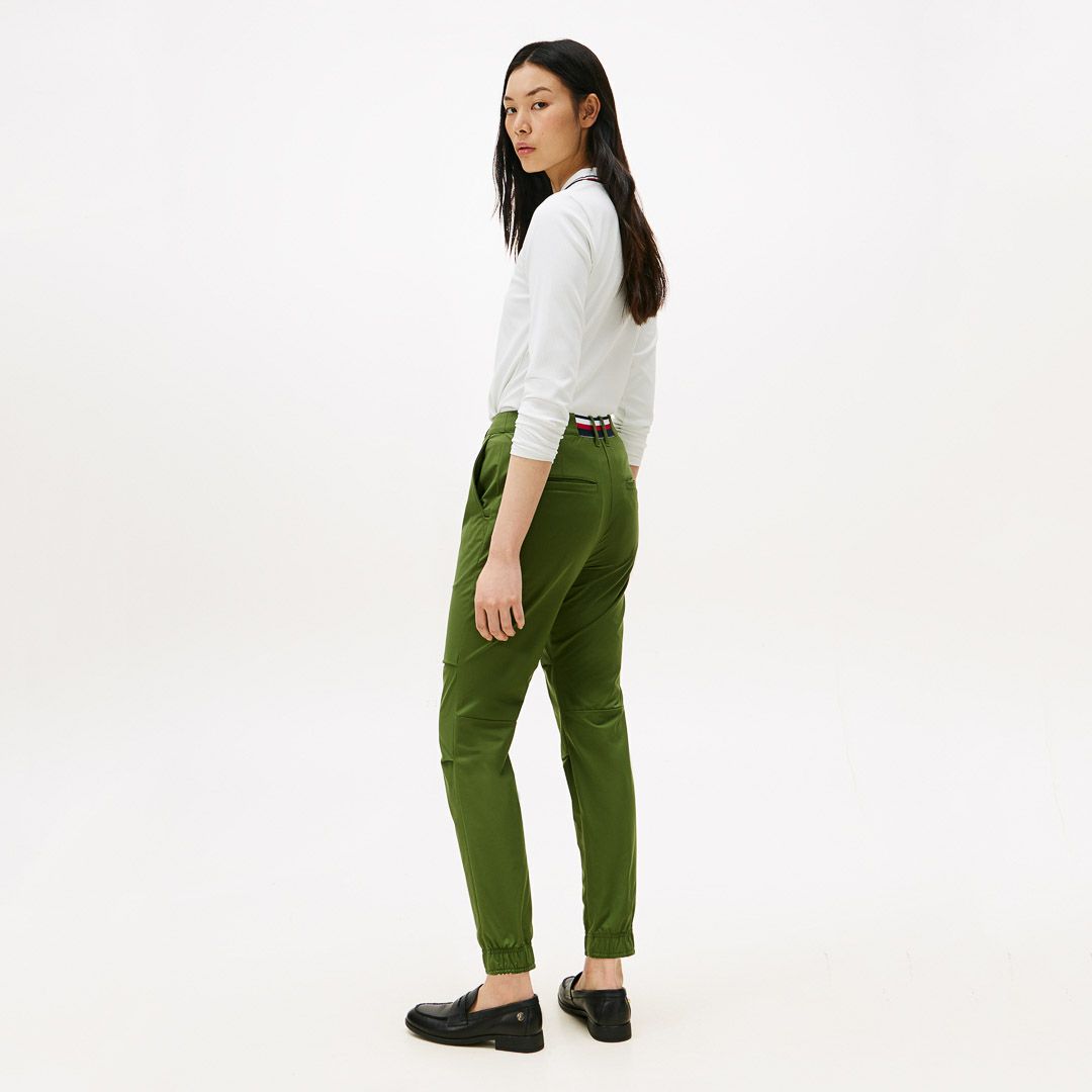 TOMMY HILFIGER GOLF レディース ロングパンツ モデル着用画像
