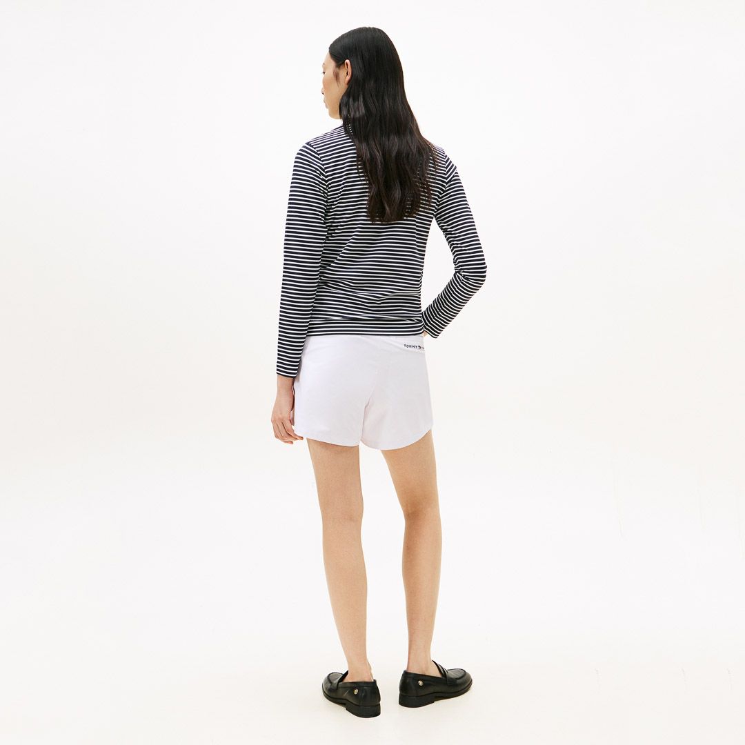 TOMMY HILFIGER GOLF レディース 長袖モックネックシャツ ボーダーネイビー モデル着用画像