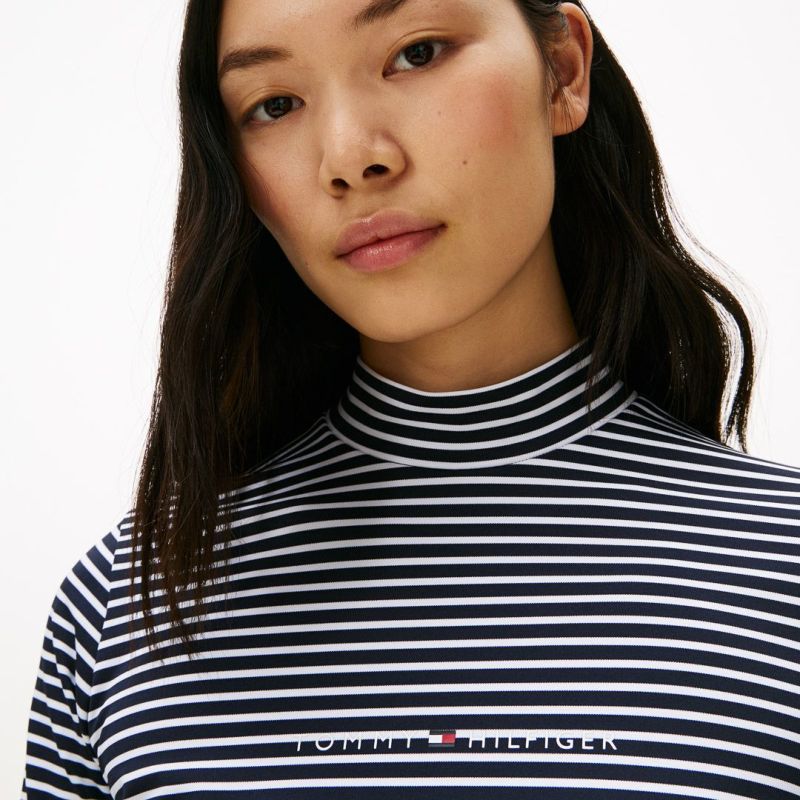 TOMMY HILFIGER GOLF レディース 長袖モックネックシャツ ボーダーネイビー モデル着用画像