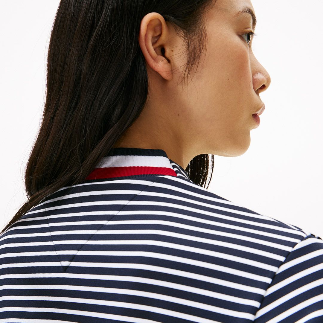 TOMMY HILFIGER GOLF レディース 長袖モックネックシャツ ボーダーネイビー モデル着用画像