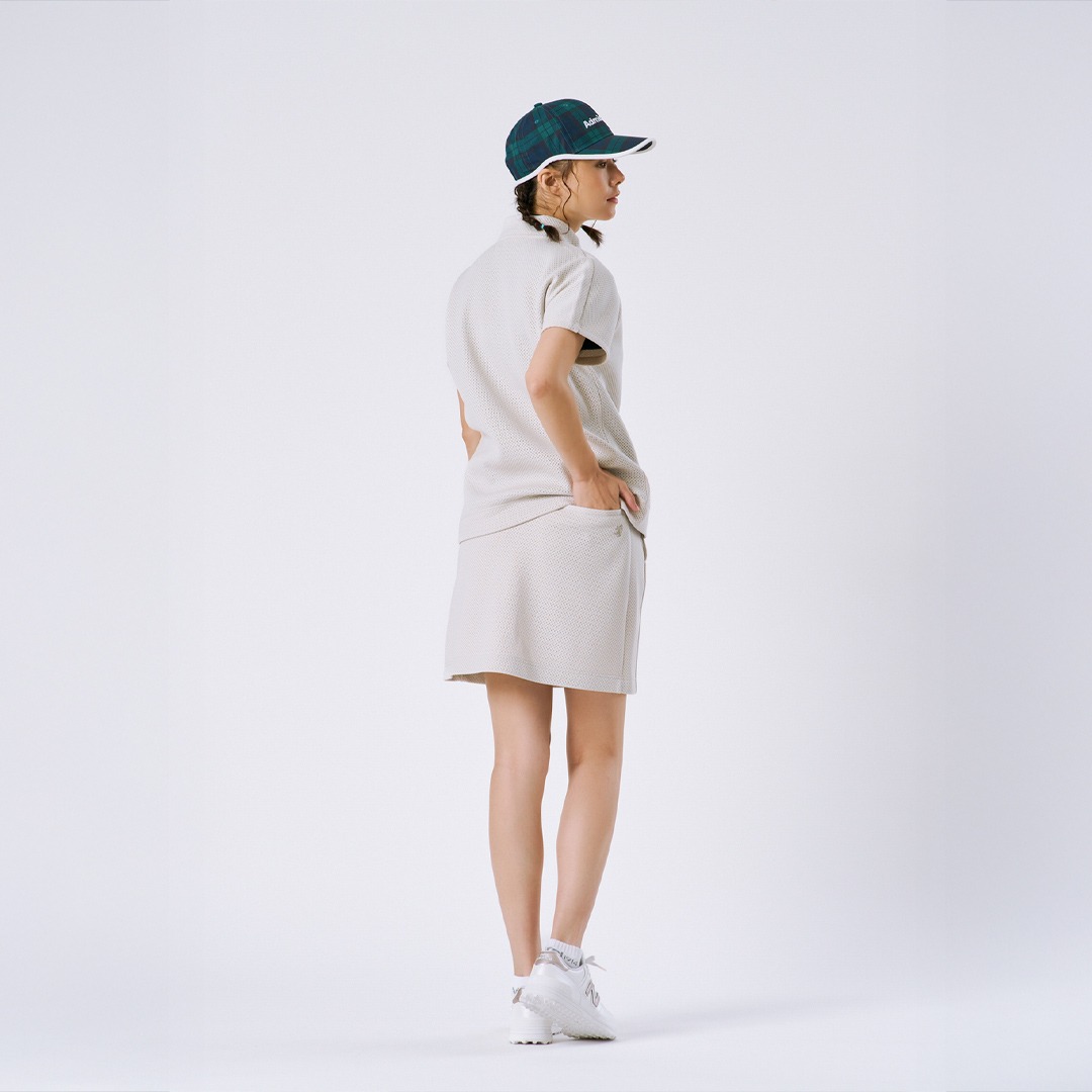 AdmiralGOLF アドミラルゴルフ レディース ゴルフウェア 半袖プルオーバー アイボリー モデル着用2